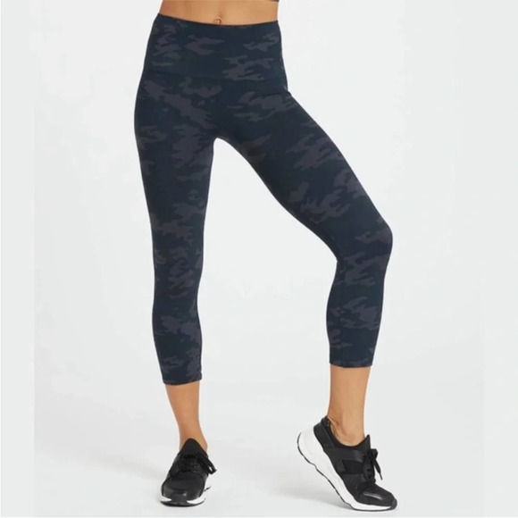 SPANX Pants - Spanx Crop Camo Seamless leggings NEW Look At Me Now S